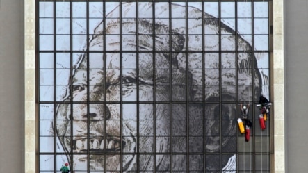 Pòtre ansyen Prezidan sidafriken Nelson Mandela nan fenèt lokal Sant Sivik la nan vil Okap (Cape Town). Misye Mandela ap resevwa swen lopital pou yon enfeksyon nan poumon ka p trakase l