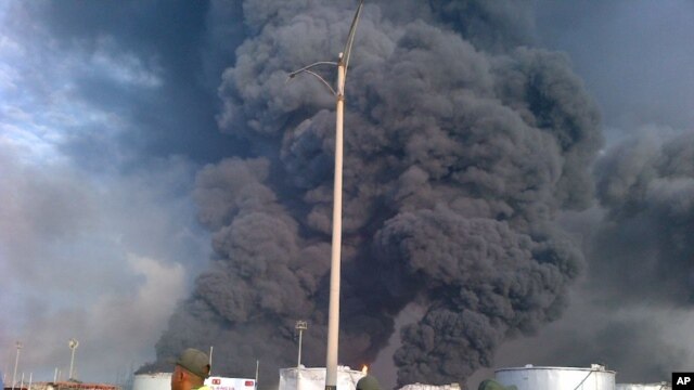 El dantesco incendio consumió la refinería de petróleo en Amuay, Punto Fijo, en la Península de Paraguaná.