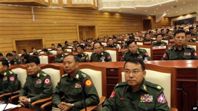 ျပည္သူ႔လႊတ္ေတာ္အတြင္းမွ တပ္မေတာ္သား ကိုယ္စားလွယ္ ၂၅ % လႊတ္ေတာ္ ပံုမွန္အစည္းအေဝးတက္ေနစဥ္။ 