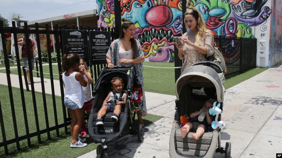 Dos mujeres caminan en la zona de Wynwood, en Miami, donde se detectaron cuatro casos de Zika. Las autoridades creen que los pacientes contrajeron el virus localmente mediante picadura de mosquitos. 