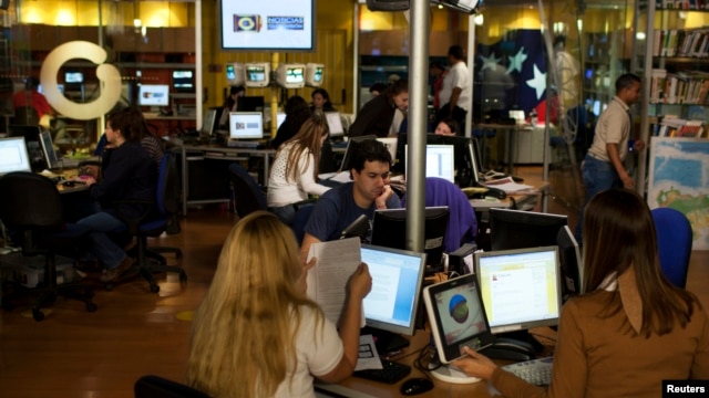 El canal Globovision dice que esta exclusión es una sentencia de cierre de la estación televisiva.