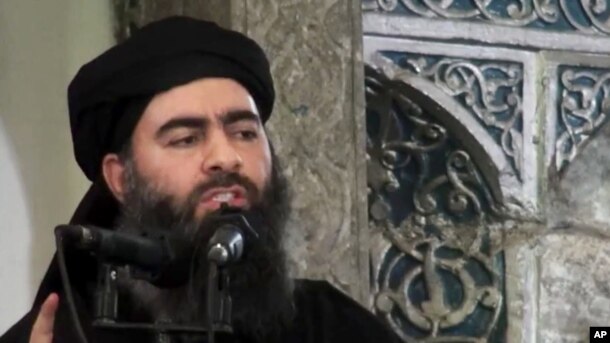 İŞİD lideri Əbu Bəkr Əl-Bağdadi olduğu iddia edilən şəxsin 2014-cü ildə yaraqlıların veb səhifəsində yerləşdirilmiş fotosu