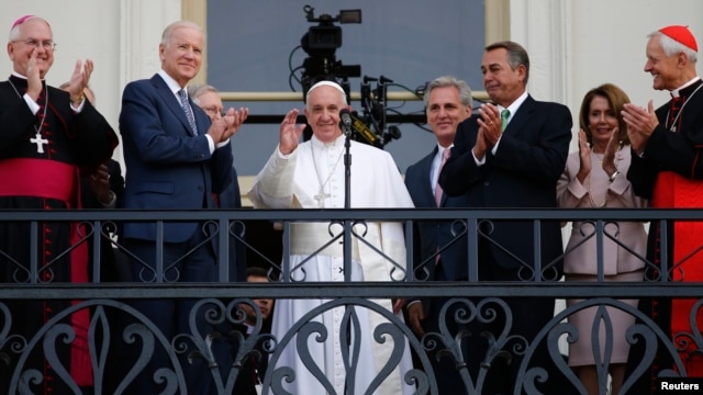 Papa Francis akiwapungia mkono maelfu ya watu nje ya jengo la Capitol Hill.