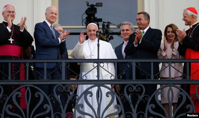 Pope Francis waves from the Speaker's Balcony after concluding his addresses before a joint meeting of the U.S. Congress, Sept. 24, 2015.