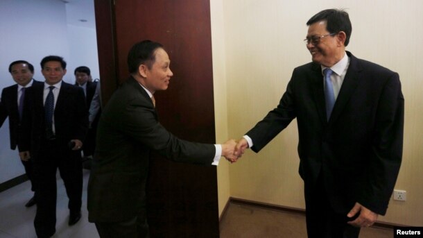 Chairman of Cambodia's border committee Var Kim Hong (R) shakes hands with Vietnamese Deputy Foreign Minister Le Hoai Trung before a meeting about the border between Cambodia-Vietnam at the Council Ministers in Phnom Penh, Aug. 29, 2016.