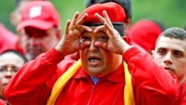 El presidente venezolano Hugo Chávez gesticula durante el mitín de inicio oficial de campaña en Maracay, a 100 kilometros al oeste de Caracas.