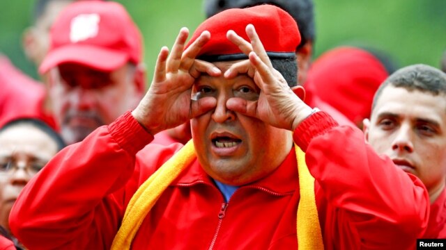 El presidente venezolano Hugo Chávez gesticula durante el mitín de inicio oficial de campaña en Maracay, a 100 kilometros al oeste de Caracas.