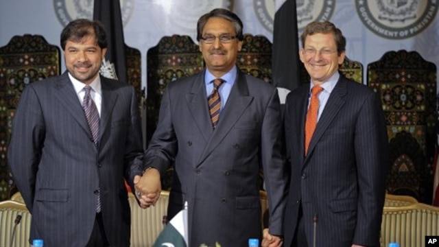U.S. Special Representative for Afghanistan and Pakistan Marc Grossman (R), Pakistan's FM Jalil Abbas Jilani (C) and Afghan Deputy FM Jawid Ludin (L) pose for the media before their meeting at the Foreign Ministry in Islamabad, April 27, 2012. 