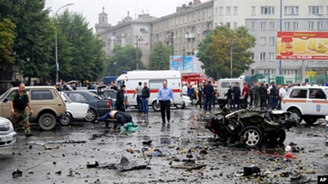 Russian investigators examine the site of a blast near a market in Vladikavkaz, 09 Sep 2010