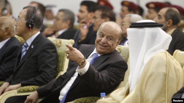Yemen's President Abd-Rabbu Mansour Hadi (C) speaks with Gulf Cooperation Council (GCC) Secretary General Abdullatif al-Zayani during a ceremony in Sanaa November 19, 2012. 