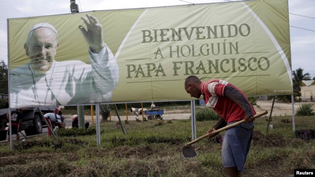 Un enorme cartel da la bienvenida al papa Francisco a Holguín, a donde llega este lunes, 21 de septiembre de 2015.
