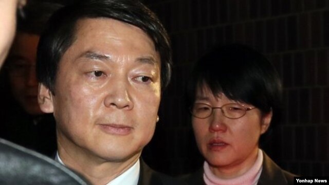  23일 후보직 사퇴를 발표한뒤 캠프를 떠나며 승합차에 오르는 안철수 무소속 대선후보(왼쪽)와 눈시울을 붉힌채 뒤따르는 박선숙 선대본부장.