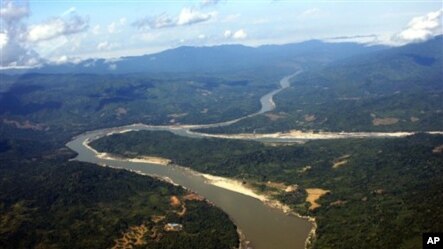 ဧရာဝတီျမစ္ျဖတ္သန္းစီးဆင္းေနတဲ့ပံု။