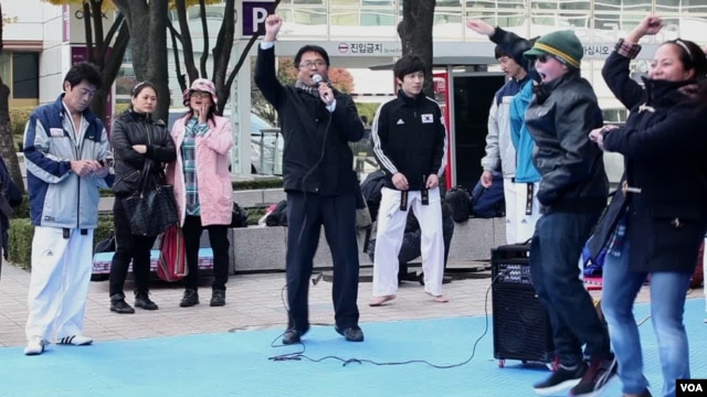 Warga dan turis di Seoul, Korea Selatan, belajar gaya tarian lagu "Gangnam Style." (Foto: VOA)