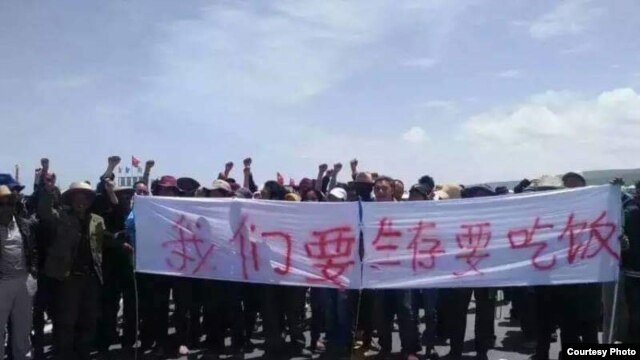 6月23日,中国青海海南藏族自治州共和县藏族牧民举行抗议活动,反对政府强征土地、破坏房产等。(照片由自由西藏运动提供)