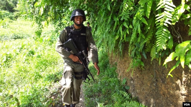 Personel Brimob sedang melakukan penyisiran di kawasan Gunung Koroncopu , Desa Tambara Poso, Pesisir Utara, 20 Desember 2012 (VOA/YoanesLitha). Mabes Polri akan mengirimkan 200 personel tambahan untuk memperkuat Polres Poso.