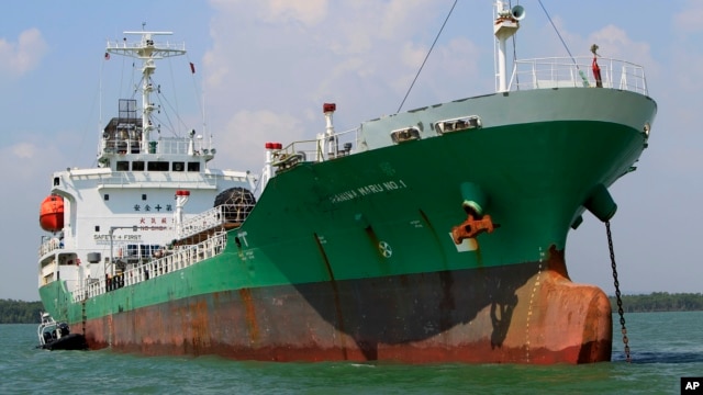Tàu chở dầu Singapore Naniwa Maru 1 neo đậu tại cảng Klang ở Malaysia sau khi bị hải tặc tấn công và cướp dầu ở Eo biển Malacca, ngày 23/4/2014.