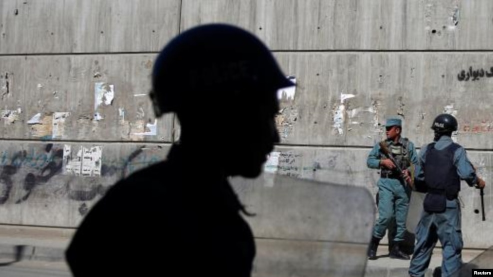 Policías afganos vigilan. El grupo talibán ha asumido la autoría del atentado.