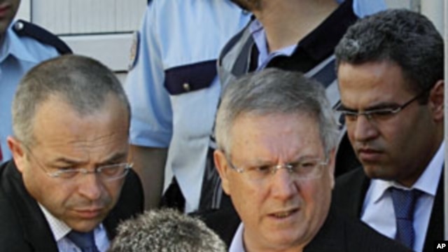 Fenerbahce Chairman Aziz Yildirim (top, 2nd L) is escorted by plainclothes police officers at the courthouse in Istanbul July 8, 2011