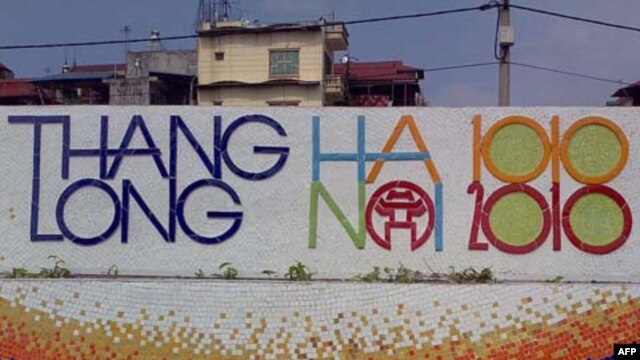 Hình gốm đắp trên Con đường gốm sứ ven sông Hồng, kỷ niệm đại lễ 1000 năm Thăng Long
