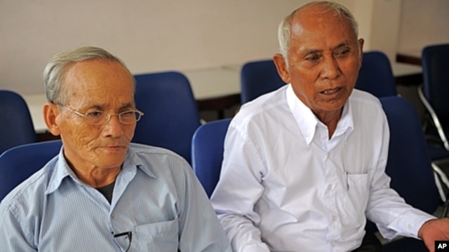 Cambodian survivors of the Khmer Rouge's infamous Tuol Sleng prison, Bou Meng (L) and Chum Mey (R), sit at the home of prominent Cambodian artist Vann Nath in Phnom Penh, (File September 5, 2011).