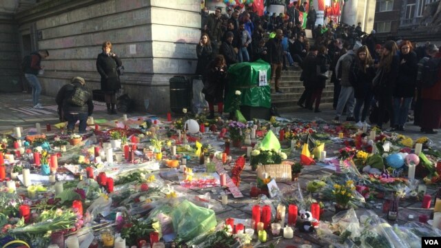 Memorials around Brussels continue to grow as many victims remain in intensive care after the bombing that killed 31 people and wounded about 300 in Brussels, March 25, 2016. (H. Murdock/VOA)