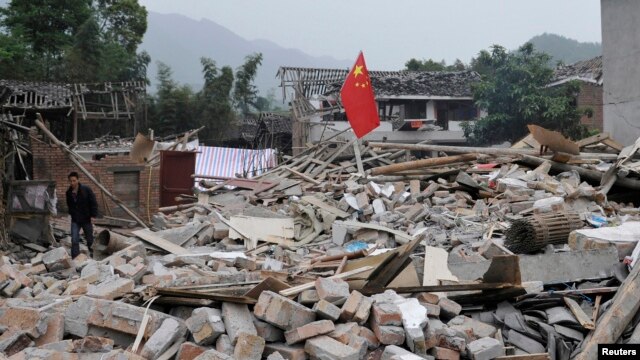 芦山县一地震后的废墟
