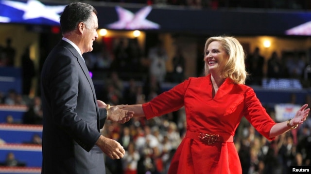 El candidato republicano Mitt Romney sube al escenario para abrazar a su esposa Ann, luego de su discurso ante la Convención Nacional Republicana, el martes 28 de agosto por la noche.