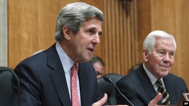 Senatorlar Jon Kerri va Richard Lugar