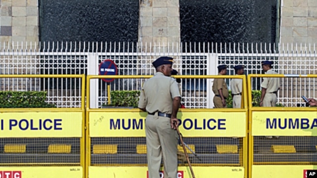 Policemen stand guard outside the Taj Mahal hotel in Mumbai. Multiple sites in the Indian city of Mumbai were attacked with bombs and gunfire in a coordinated terror attack that began on November 26, 2008, ( File)