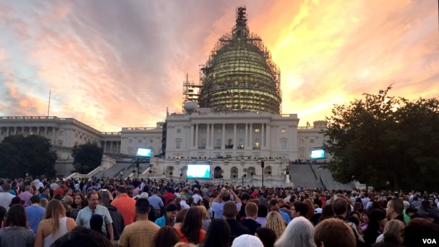 Miles de personas aguardan desde la madrugada la llegada del papa al Capitolio.[Foto: Gioconda Reynolds, VOA].