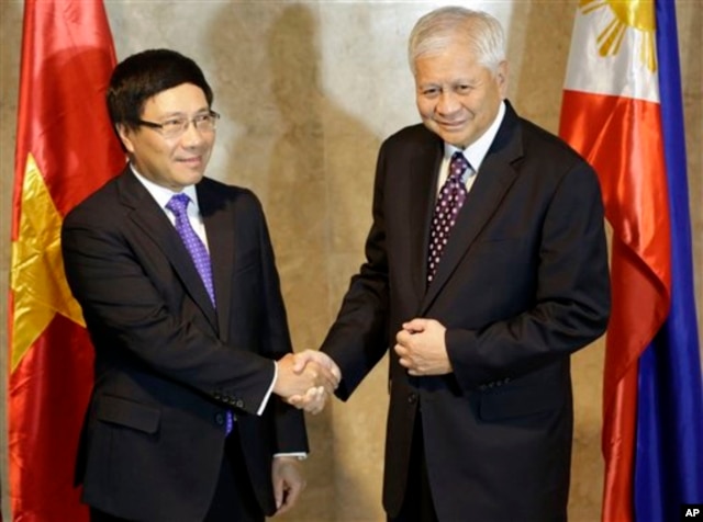 Phó Thủ Tướng kiêm Ngoại Trưởng Việt Nam Phạm Bình Minh và Ngoại Trưởng Philippines Albert del Rosario tại Manila (Ảnh tư liệu).