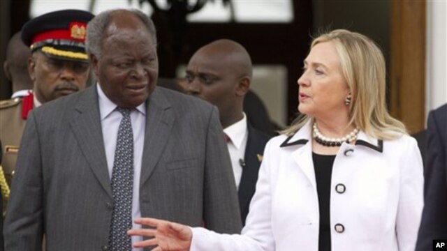 Ngoại trưởng Mỹ Hillary Clinton nói chuyện với Tổng thống Kenya Mwai Kibaki ở Nairobi, Kenya, 4/8/2012