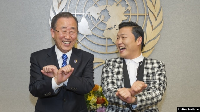 Sekretaris Jenderal PBB Ban Ki-moon (kiri) diajari gaya tarian "Gangnam Style" oleh penyanyi Korea Selatan Psy saat bertemu di Markas PBB di New York. (Foto: AP)