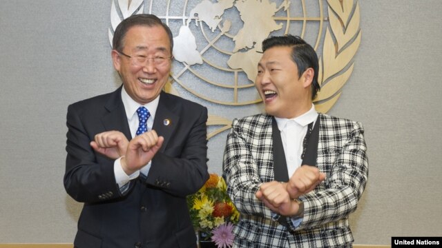 Ca sĩ Psy hướng dẫn Tổng thư ký Ban Ki-moon nhảy điệu ‘Gangnam Style’ tại trụ sở Liên Hiệp Quốc ở New York, ngày 23/10/2012