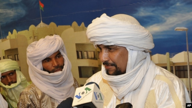 Ag Intalla Algabass (à droite) et délégation d'Ansar Dine à Ouagadougou