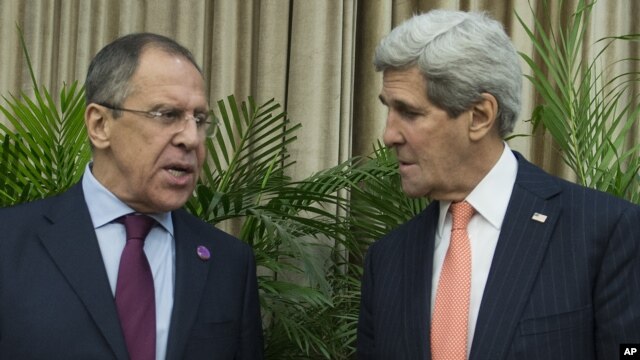 Ngoại trưởng Mỹ John Kerry, phải, và Ngoại trưởng Nga Sergei Lavrov trước cuộc họp bên lề hội nghị APEC ở Bắc Kinh, 8/11/2014.