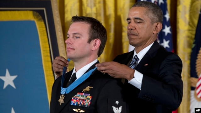 El presidente Barack Obama entregó la Medalla de Honor al máximo jefe de operaciones especiales de guerra Edward Byers, Jr., el lunes, 29 de febrero de 2016.