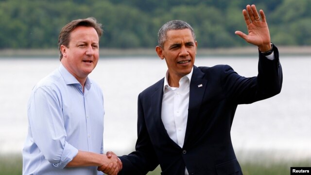 Thủ tướng Anh David Cameron (trái) đón Tổng thống Mỹ Barack Obama tại địa điểm chơi golf Lough Erne, Bắc ireland, ngày 17/6/2013. (REUTERS/Yves Herman) 