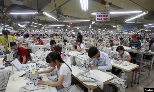 Các công nhân làm việc tại một nhà máy dệt may ở tỉnh Bắc Giang, gần Hà Nội.
