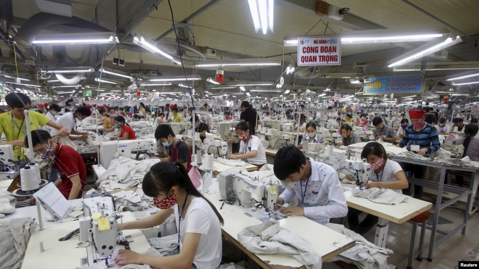 Công nhân tại một xưởng may mặc ở tỉnh Bắc Giang ngày 21/10/2015.