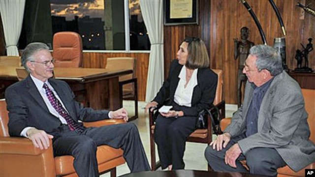 Cuba's President Raul Castro (R) talks with Michael Kinnamon, general secretary of the New York-based National Council of Churches (L) as a translator aids the dialogue about imprisoned U.S. contractor Alan Gross, in Havana, Cuba, November 30, 2011.