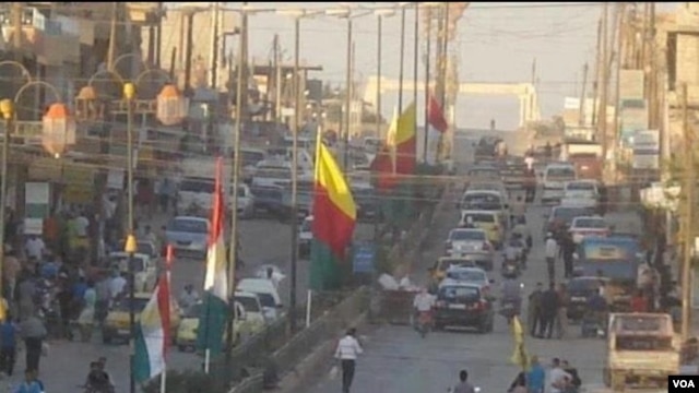 Bajarê Kobanê pir rengên netewî û alên Kurdî hatine xemilandin.