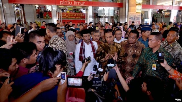 Presiden Indonesia mengunjungi Pasar Tanah Abang (2/1). Presiden optimis ekonomi Indonesia membaik pada tahun 2015 ini. 