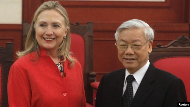 U.S. Secretary of State Hillary Clinton (L) poses for a photo with Vietnam's Communist Party's General Secretary Nguyen Phu Trong at the Party's Head Office in Hanoi, July 10, 2012.
