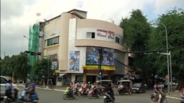 View of Cine Lux cinema in Phnom Penh when film Sberk Kung Was On