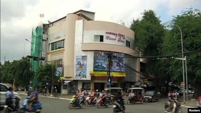 View of Cine Lux cinema in Phnom Penh when film Sberk Kung Was On