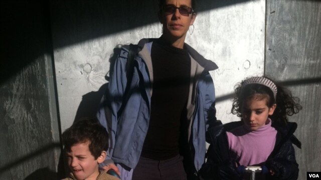 Orly and her children have grown restive after six days of no work and no school (VOA photo - A.Phillips)