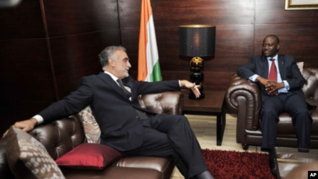 The International Criminal Court's chief prosecutor, Luis Moreno-Ocampo (L) speaks with Ivorian Prime Minister Guillaume Soro at the Prime Minister's residence in Abidjan, October 14, 2011.