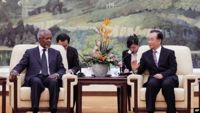 Former U.N. Secretary-General Kofi Annan, left, meets with Chinese Premier Wen Jiabao at the Great Hall of People in Beijing, March 27, 2012. 